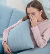 Non devo farlo, ma mi tocco il volto  Non devo farlo, ma mi tocco il volto